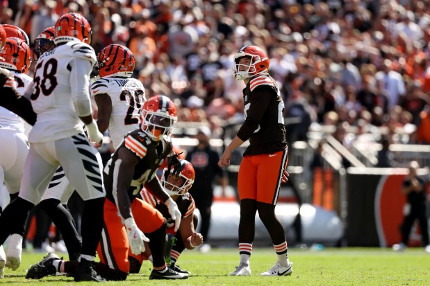 Cleveland Browns kicker Andre Szmyt (25) misses a field goal during an NFL football game against the Cincinnati Bengals, Sunday, Sept. 7 2025, in Cleveland. (AP Photo/Kirk Irwin)