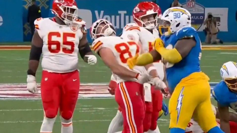 Screenshot of a football game.