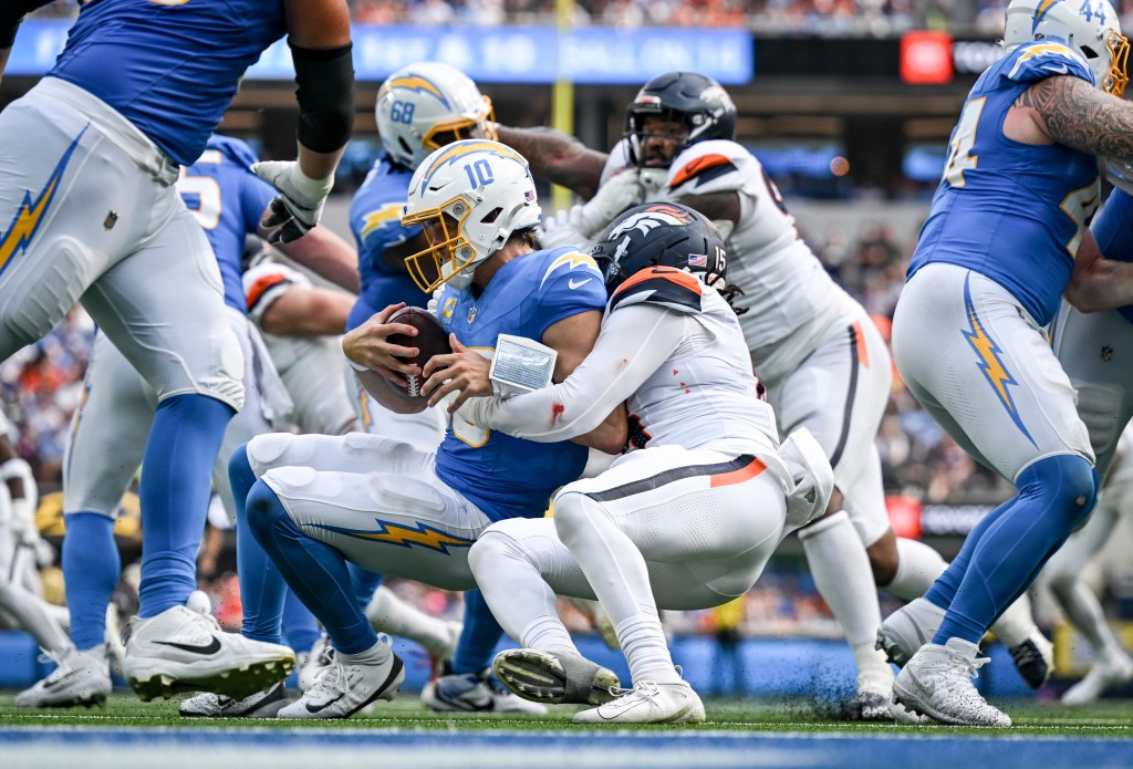 Vance Joseph on Broncos defense's penalties: 'It's costing us games'