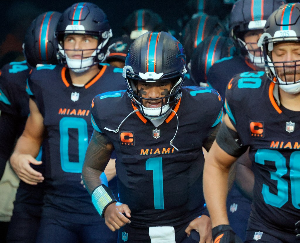 Dolphins wear Rivalries uniform vs. Jets; another banner flies over stadium