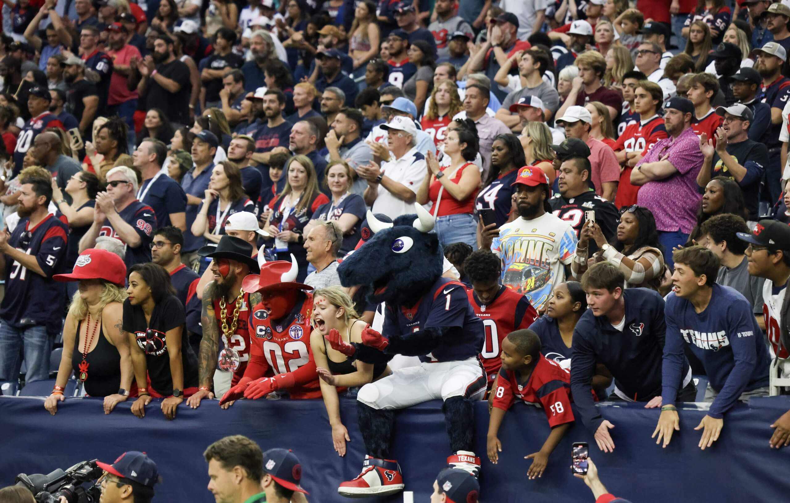 Bulls on parade, with Toro leading the Texans' charge. (Thomas Shea / Imagn Images)