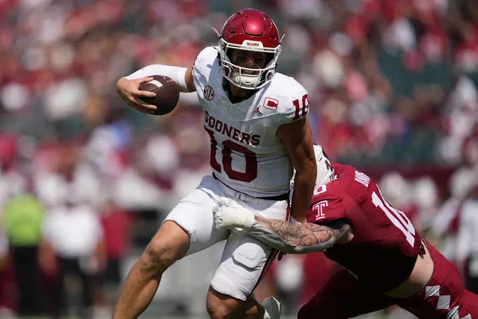 Sep 13, 2025; Philadelphia, Pennsylvania, USA; Oklahoma Sooners quarterback John Mateer (10) rushes against Temple Owls linebacker Ty Davis (10) in the first half at Lincoln Financial Field. Mandatory Credit: Kyle Ross-Imagn Images