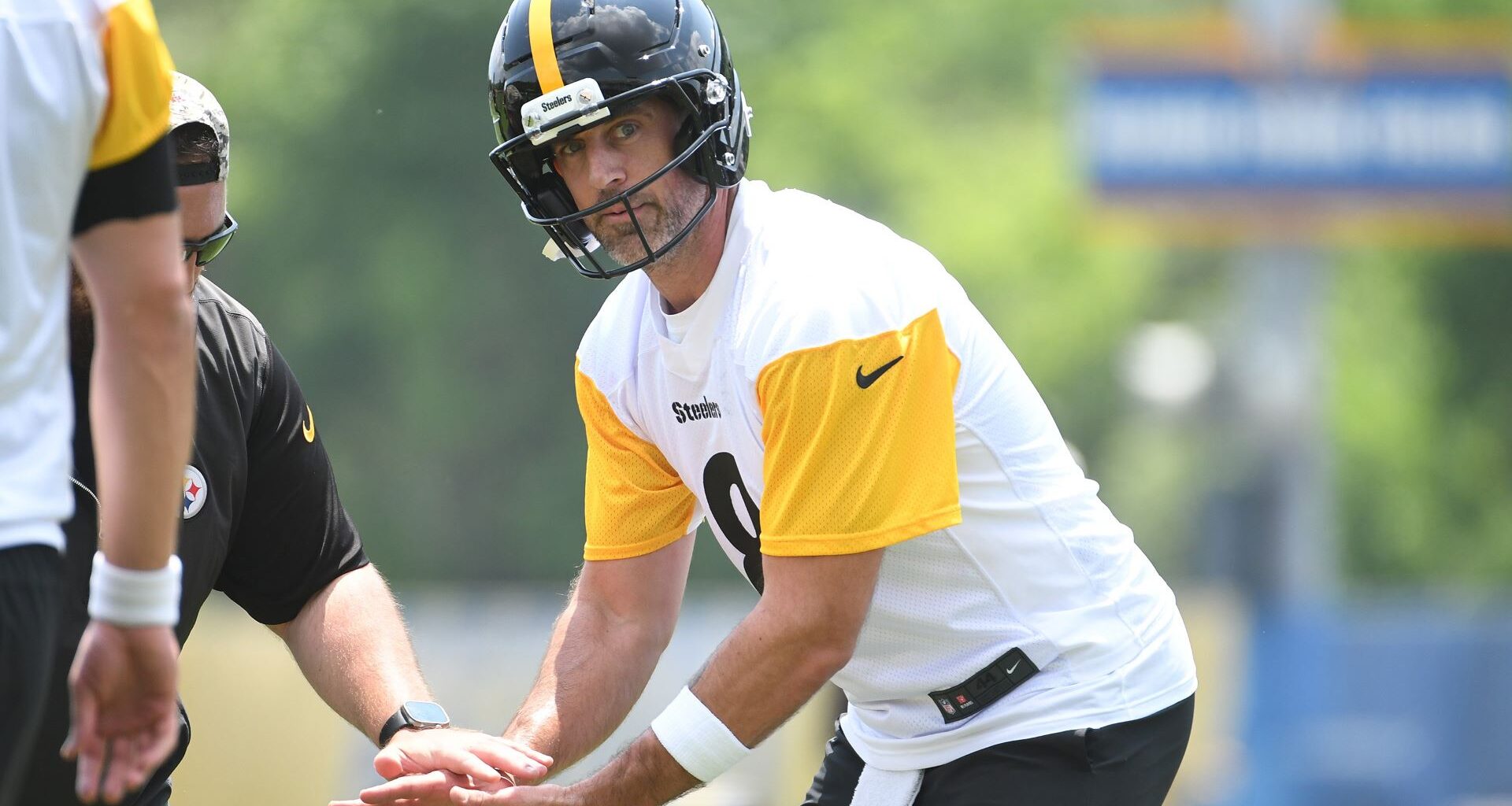 Aaron Rodgers Defends Steelers Teammate After Rough Week 1 Performance