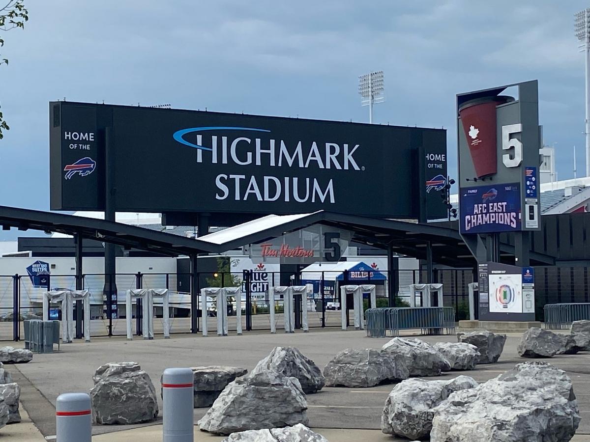 2 Buffalo Bills Wide Receivers Doing FREE, Public Autographs
