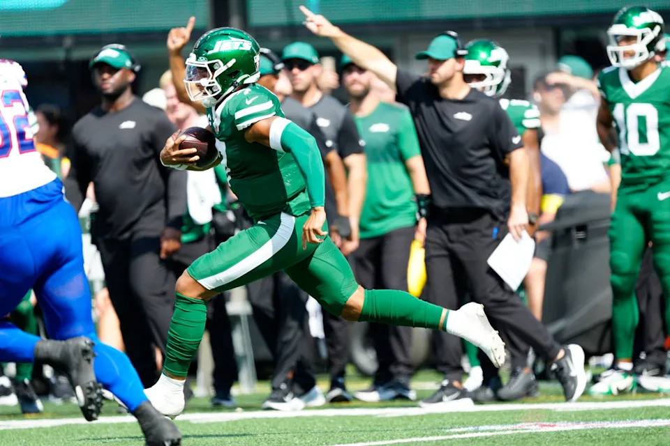 New York Jets quarterback Justin Fields (7) runs with the ball, Sunday, September 14, 2025, in East Rutherford.