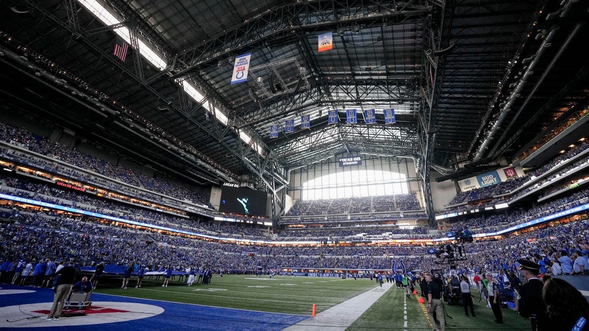 Lucas Oil Stadium roof open for Colts vs Broncos Indianapolis weather