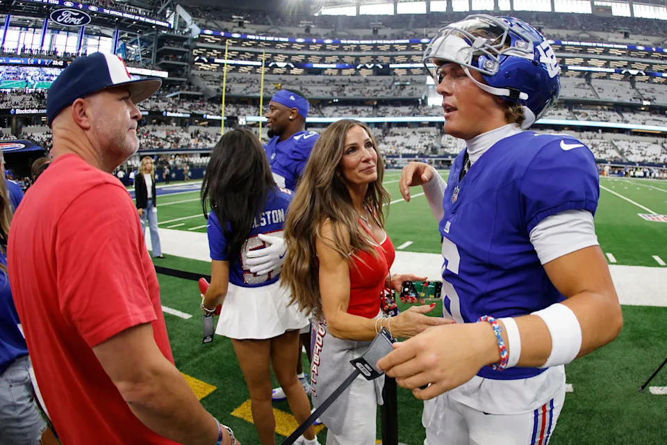 ARLINGTON, TEXAS - SEPTEMBER 14: Jaxson Dart #6 of the New York Giants speaks with his parents during pregame warm ups prior to the game against the Dallas Cowboys at AT&T Stadium on September 14, 2025 in Arlington, Texas. (Photo by Ron Jenkins/Getty Images)