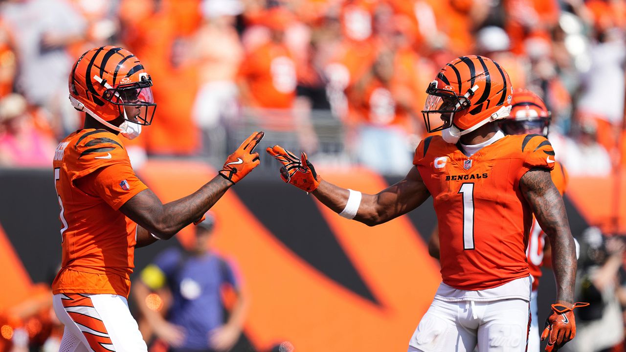 Cincinnati Bengals wide receiver Tee Higgins, left, celebrates his touchdown catch with wide receiver Ja'Marr Chase (1) during the second half of an NFL football game against the Jacksonville Jaguars, Sunday, Sept. 14, 2025, in Cincinnati. (AP Photo/Jeff Dean)