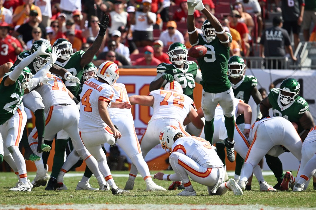 Will McDonald IV (No. 9) blocks a kick during the Jets-Buccaneers game on Sept. 21, 2025. 