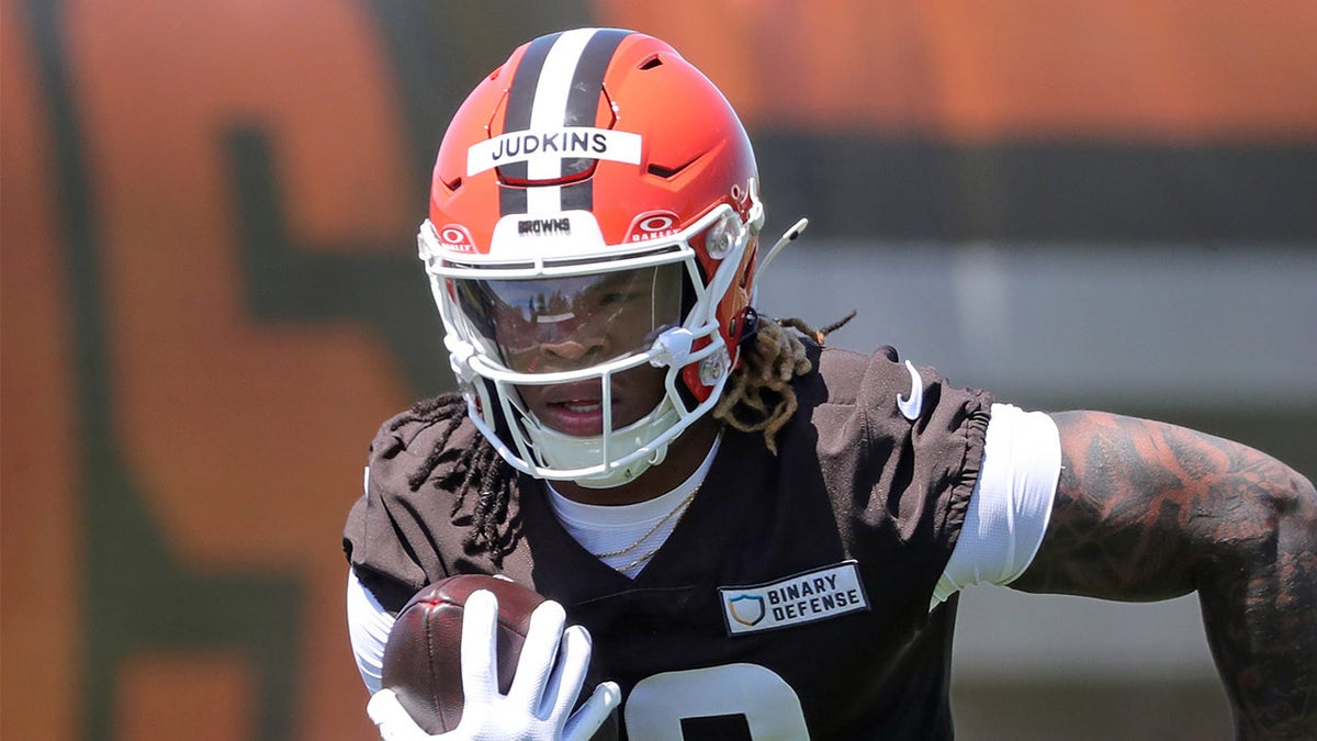 Quinshon Judkins runs