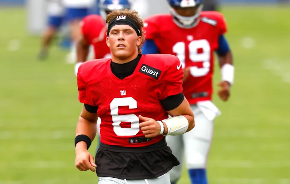 Jaxson Dart warms up prior to Giants practice on Sept. 24, 2025. Noah K. Murray-NY Post