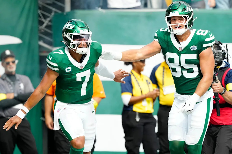 New York Jets quarterback Justin Fields (7) scores a touchdown in the fourth quarter and celebrates with New York Jets tight end Mason Taylor (85), Sunday, September 7, 2025, in East Rutherford.