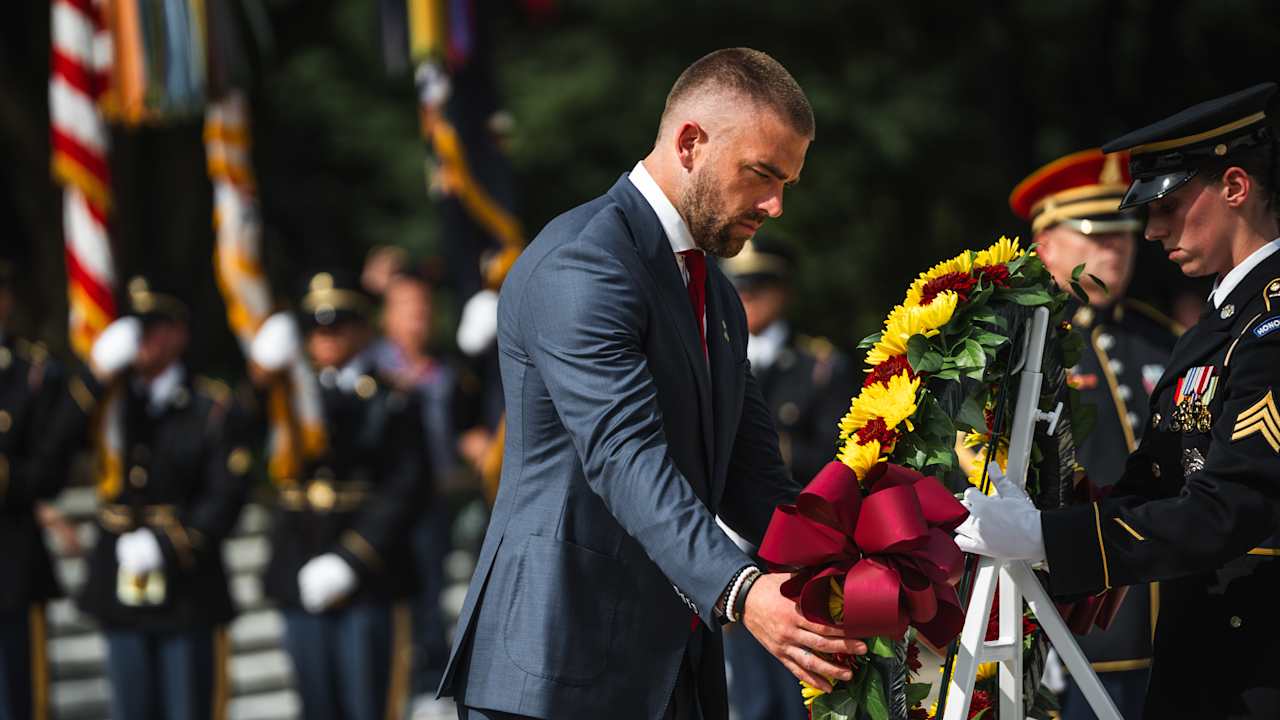 Zach Ertz participates in wreath laying ceremony at Arlington’s Tomb of Unknown Soldier 