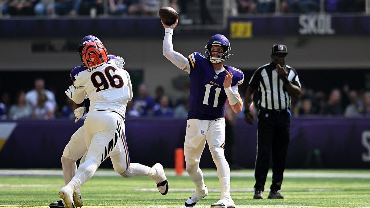 Carson Wentz throws pass