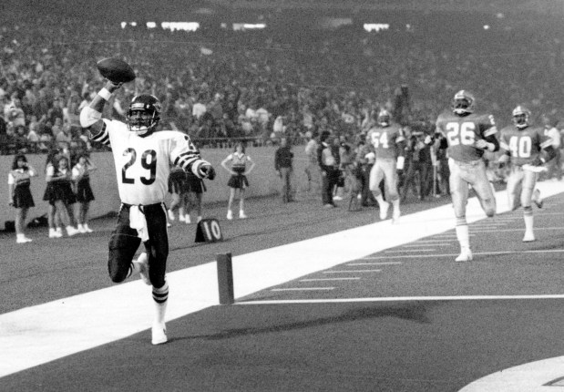 Dennis Gentry, who usually operated in the shadow of Walter Payton, cruises into the Detroit end zone after a 94-yard journey with the second-half kickoff on Dec. 22, 1985, in Detroit. It was the Bears' first touchdown and gave them a 13-3 lead. (Charles Cherney/Chicago Tribune)