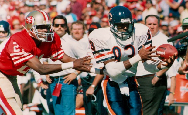 In a 1985 meeting between two of the decade's top teams, the Bears' Willie Gault catches a pass in front of the 49ers Eric Wright on Oct. 13, 1985. (Charles Cherney/Chicago Tribune)