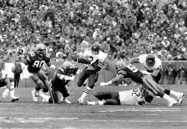 The Bears' Walter Payton (34) drives through the Packers on Nov. 3, 1985, at Lambeau Field. (Ed Wagner Jr./Chicago Tribune) 