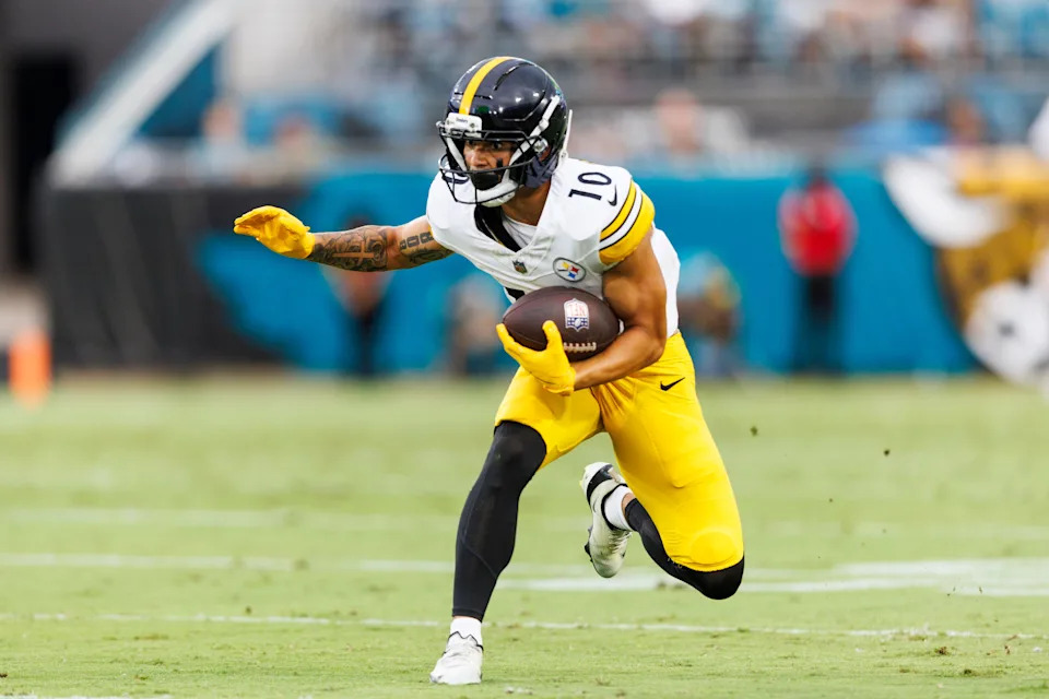 Aug 9, 2025; Jacksonville, Florida, USA; Pittsburgh Steelers wide receiver Roman Wilson (10) runs the ball against the Jacksonville Jaguars during the first quarter at EverBank Stadium. Mandatory Credit: Morgan Tencza-Imagn Images