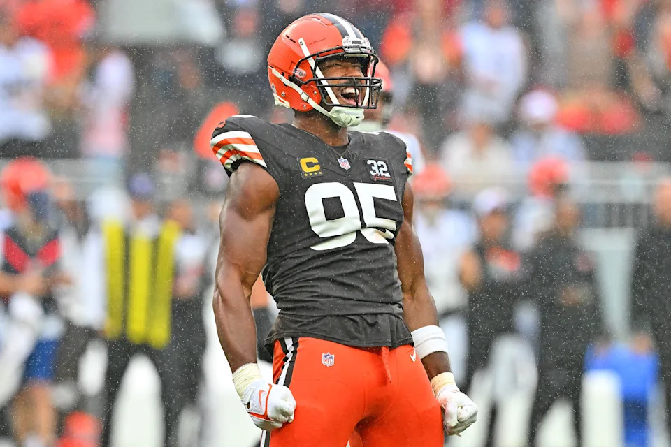 CHARLOTTE, NORTH CAROLINA – AUGUST 08: Quarterback Shedeur Sanders #12 of the Cleveland Browns reacts at the line of scrimmage in the first half during the NFL Preseason 2025 game against the Carolina Panthers at Bank of America Stadium on August 08, 2025 in Charlotte, North Carolina. (Photo by Jared C. Tilton/Getty Images) | Jeff Lange / USA TODAY NETWORK via Imagn Images
