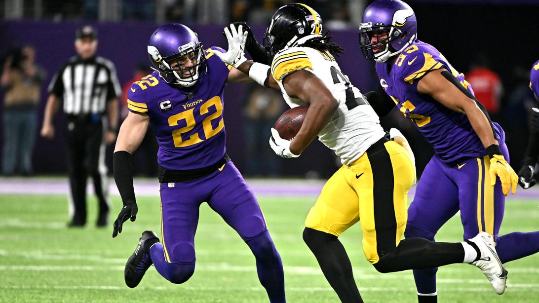 MINNEAPOLIS, MINNESOTA - DECEMBER 09: Najee Harris #22 of the Pittsburgh Steelers carries the ball as Harrison Smith #22 and Nick Vigil #59 of the Minnesota Vikings defend in the second quarter of the game at U.S. Bank Stadium on December 09, 2021 in Minneapolis, Minnesota.