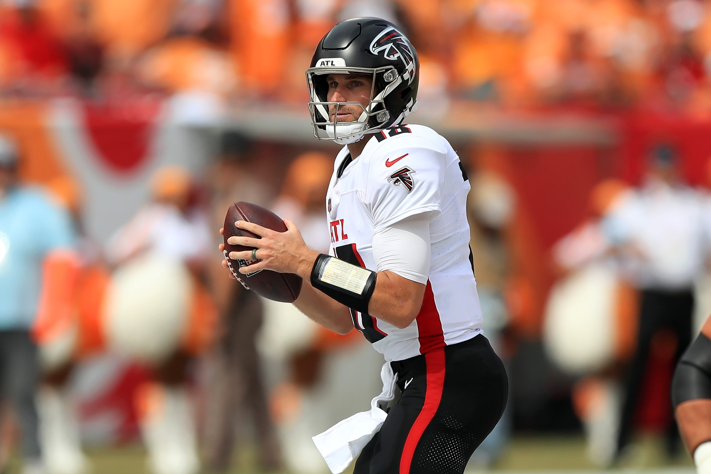 TAMPA, FL - OCTOBER 27: Atlanta Falcons Quarterback Kirk Cousins (18) looks for an open receiver during the game between the Atlanta Falcons and the Tampa Bay Buccaneers on October 27, 2024 at Raymond James Stadium in Tampa, Florida. (Photo by Cliff Welch/Icon Sportswire via Getty Images)