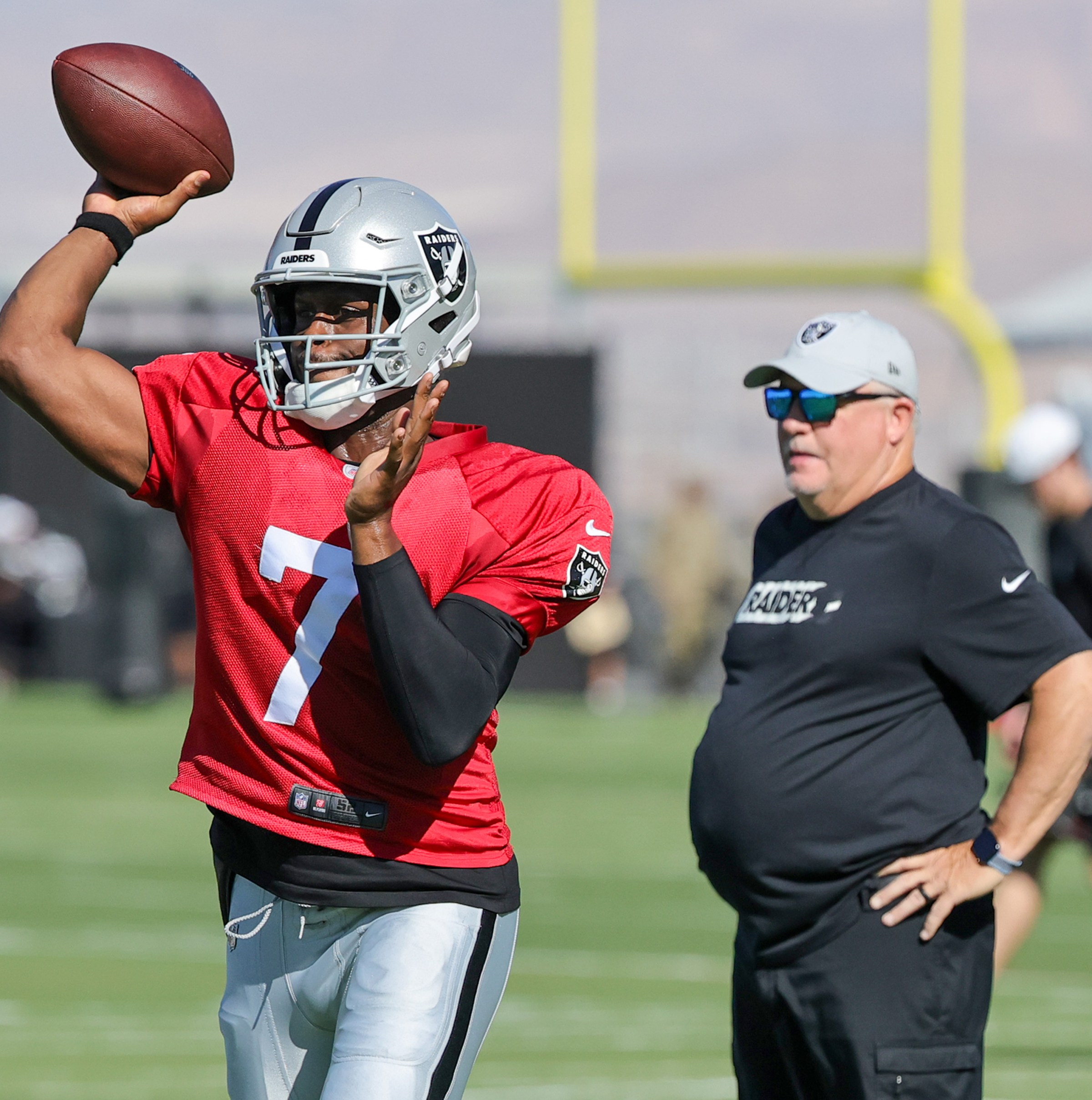 HENDERSON, NEVADA - JULY 31: Geno Smith #7 of the Las Vegas Raiders throws as offensive coordinator Chip Kelly looks on during the team’s training camp at the Las Vegas Raiders Headquarters/Intermountain Health Performance Center on July 31, 2025 in Henderson, Nevada. (Photo by Ethan Miller/Getty Images)