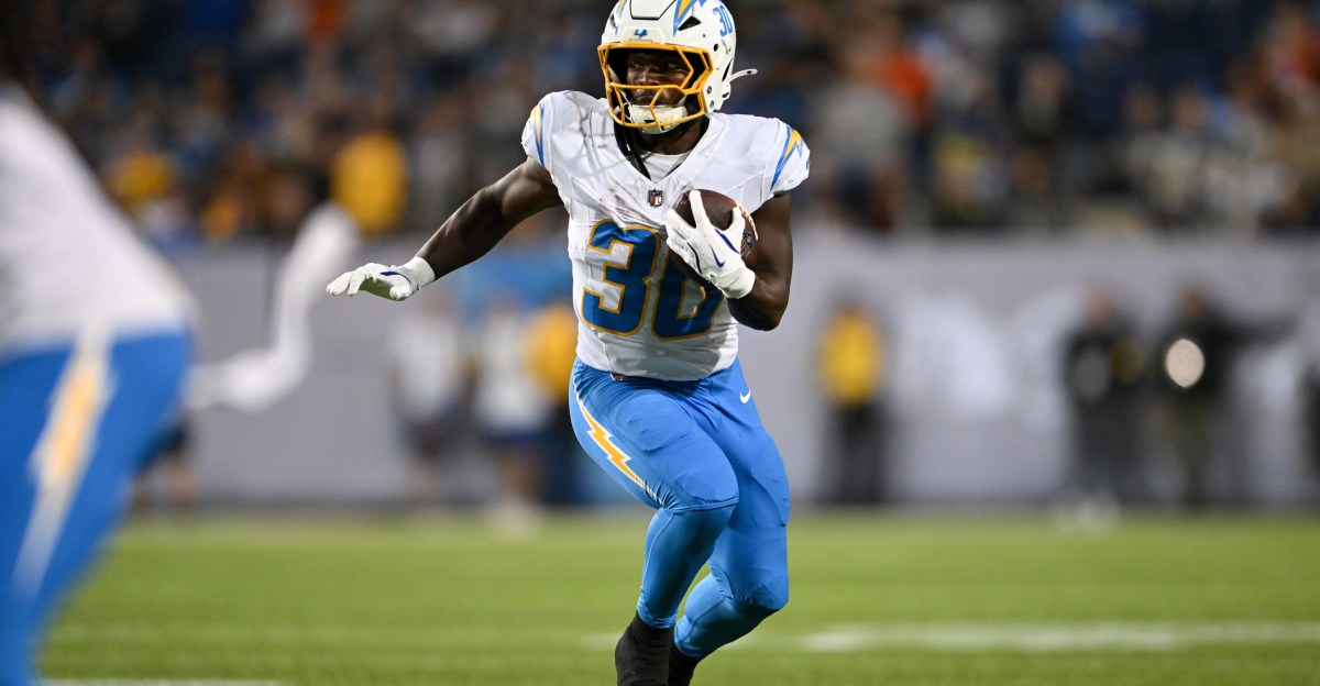 Chargers elevate 2 players ahead of date with Giants