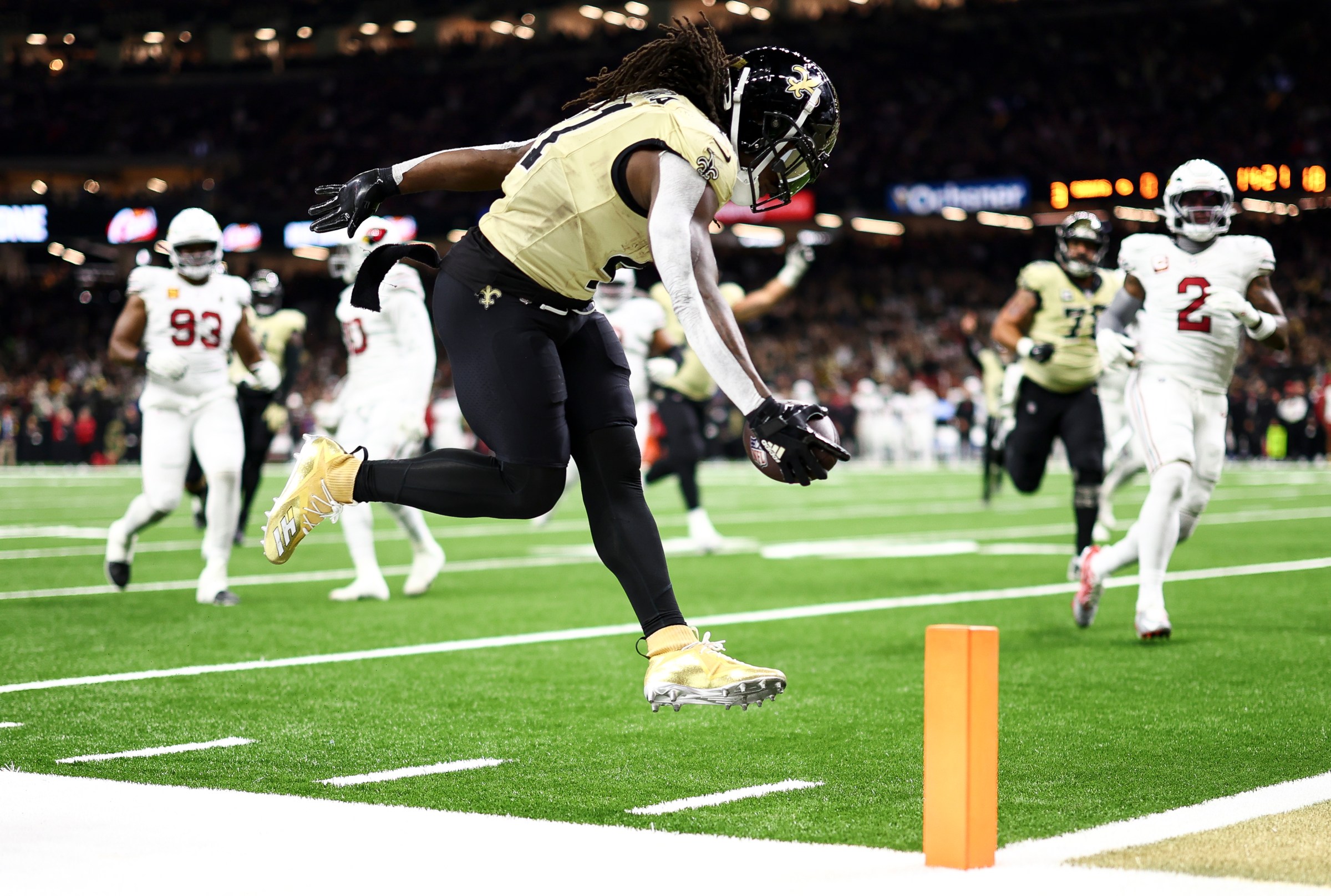NEW ORLEANS, LOUISIANA - SEPTEMBER 7: Alvin Kamara #41 of the New Orleans Saints carries the ball to score a touchdown during the first half of an NFL football game against the Arizona Cardinals at Mercedes-Benz Superdome on September 7, 2025 in New Orleans, Louisiana. (Photo by Kevin Sabitus/Getty Images)
