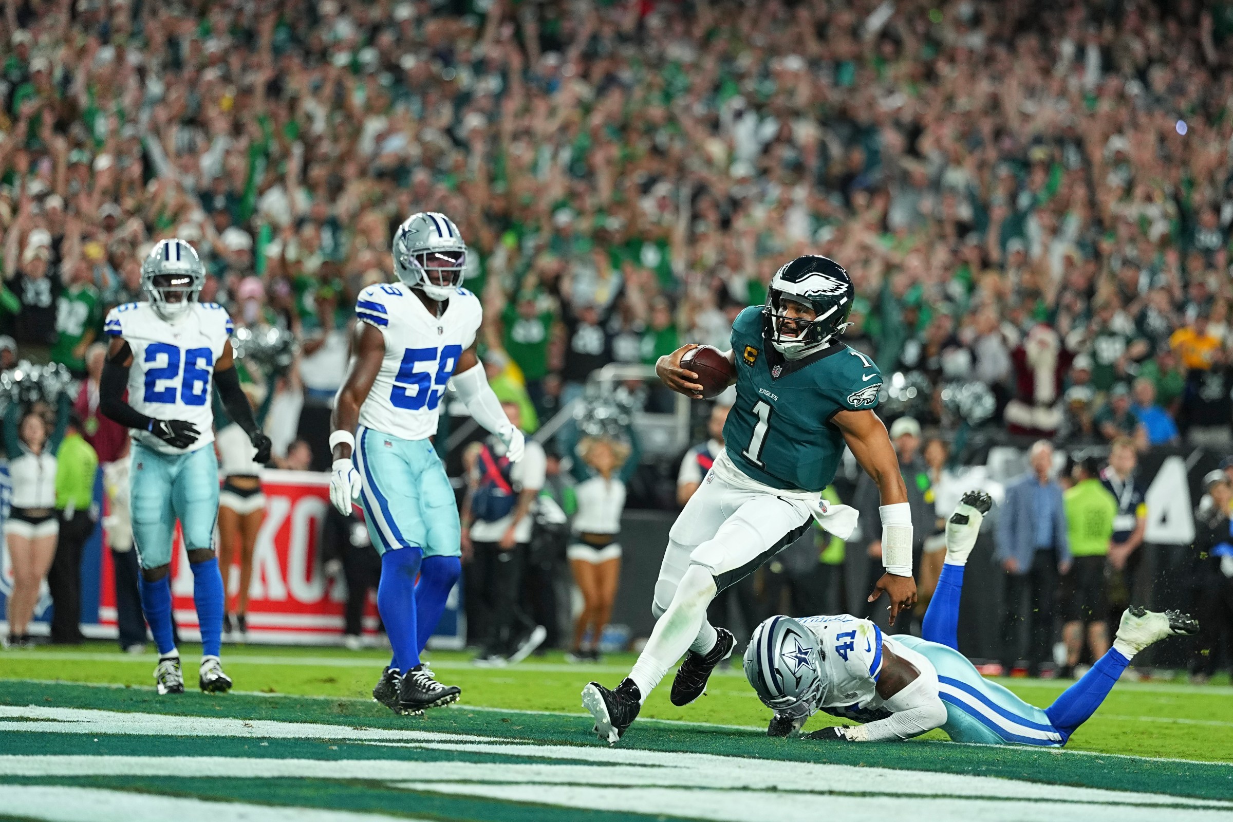 PHILADELPHIA, PENNSYLVANIA - SEPTEMBER 04: Jalen Hurts #1 of the Philadelphia Eagles runs for a touchdown against Donovan Ezeiruaku #41 of the Dallas Cowboys in the first quarter at Lincoln Financial Field on September 04, 2025 in Philadelphia, Pennsylvania. (Photo by Mitchell Leff/Getty Images)