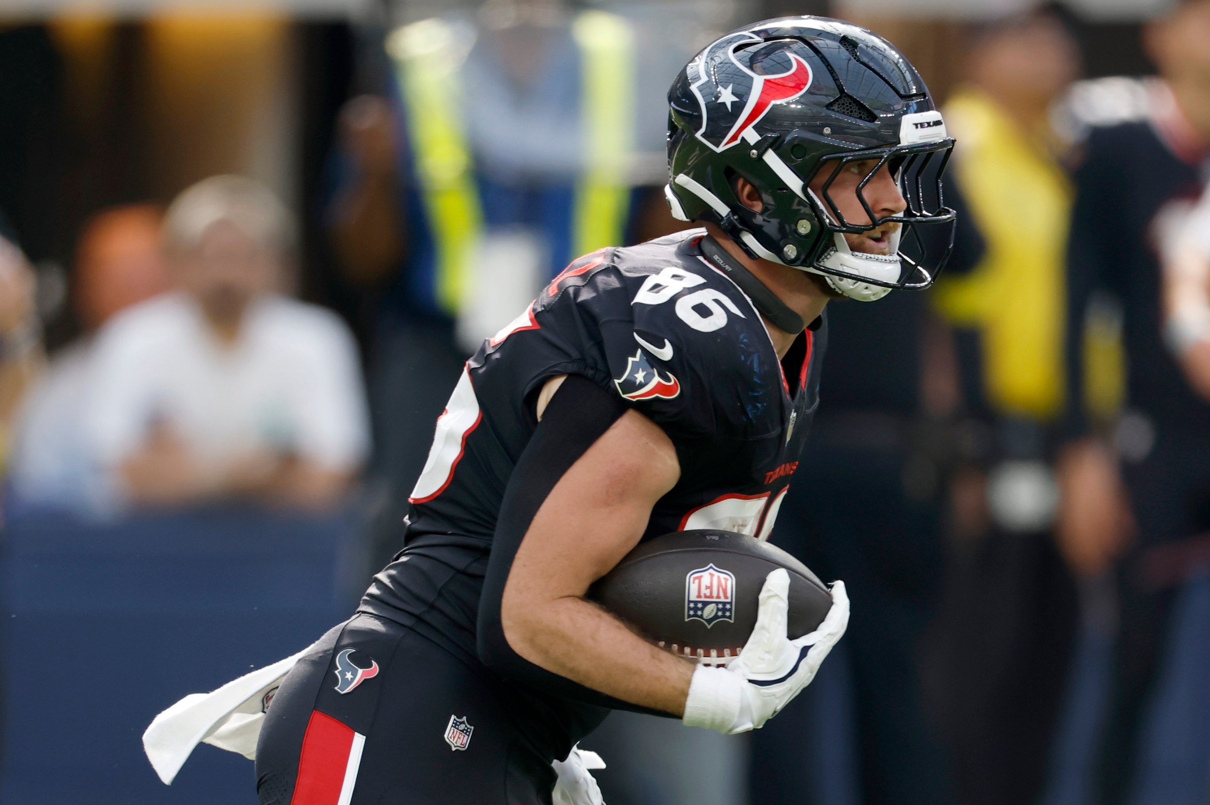 INGLEWOOD, CALIFORNIA - SEPTEMBER 07: Dalton Schultz #86 of the Houston Texans runs after his catch during a 14-9 Rams win in the NFL 2025 game between Houston Texans and Los Angeles Rams at SoFi Stadium on September 07, 2025 in Inglewood, California. (Photo by Harry How/Getty Images)