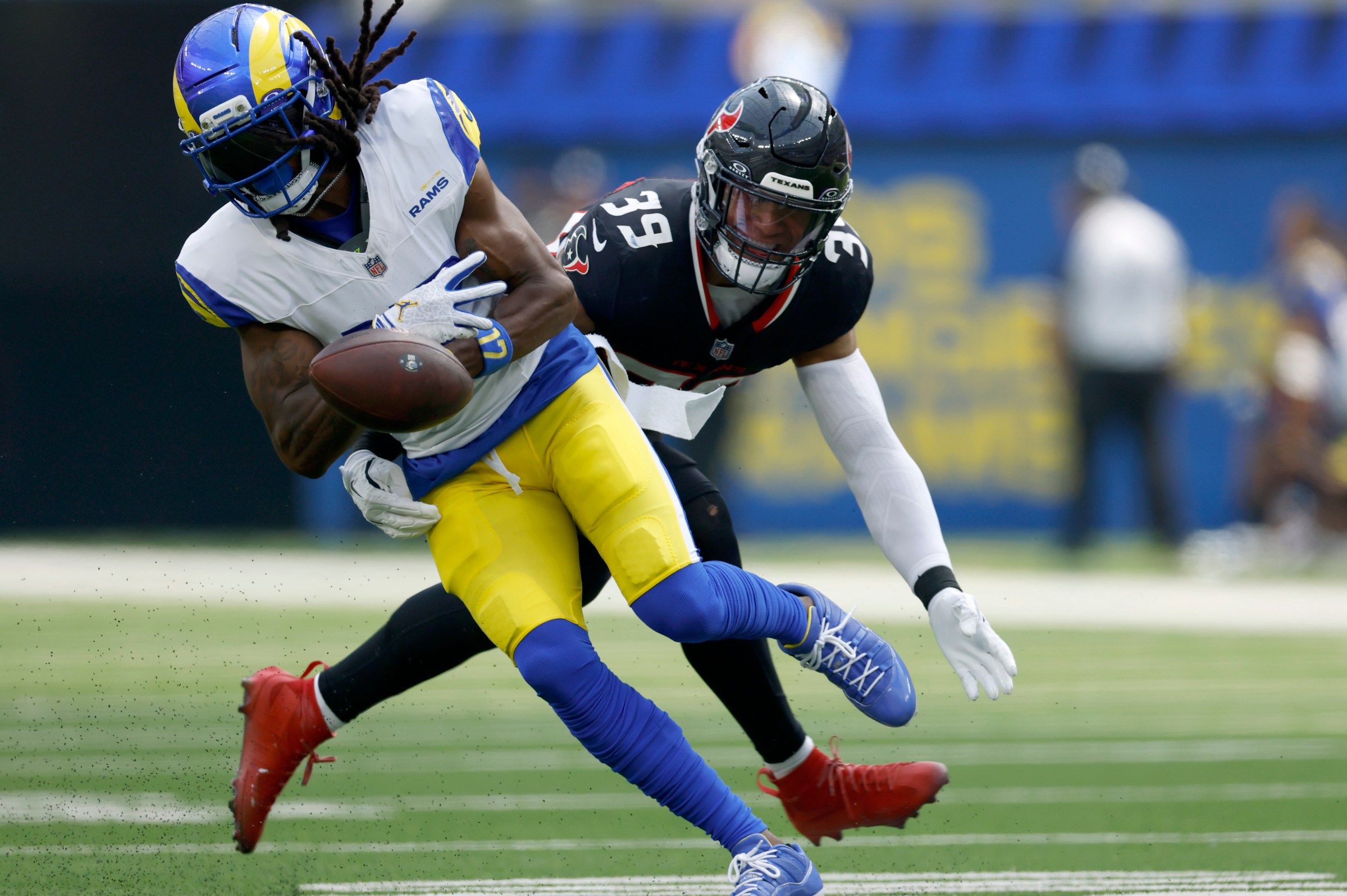 INGLEWOOD, CALIFORNIA - SEPTEMBER 07: Davante Adams #17 of the Los Angeles Rams attempts a catch in front of Henry To’oTo’o #39 of the Houston Texans during a 14-9 Rams win in the NFL 2025 game between Houston Texans and Los Angeles Rams at SoFi Stadium on September 07, 2025 in Inglewood, California. (Photo by Harry How/Getty Images)