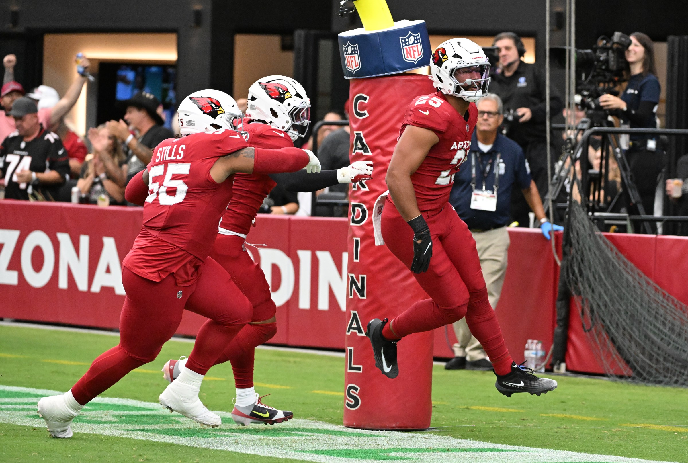 GLENDALE, ARIZONA - SEPTEMBER 14: Zaven Collins #25 of the Arizona Cardinals celebrates after recovering a fumble and returning it for a touchdown during the first quarter against the Carolina Panthers at State Farm Stadium on September 14, 2025 in Glendale, Arizona. (Photo by Norm Hall/Getty Images)