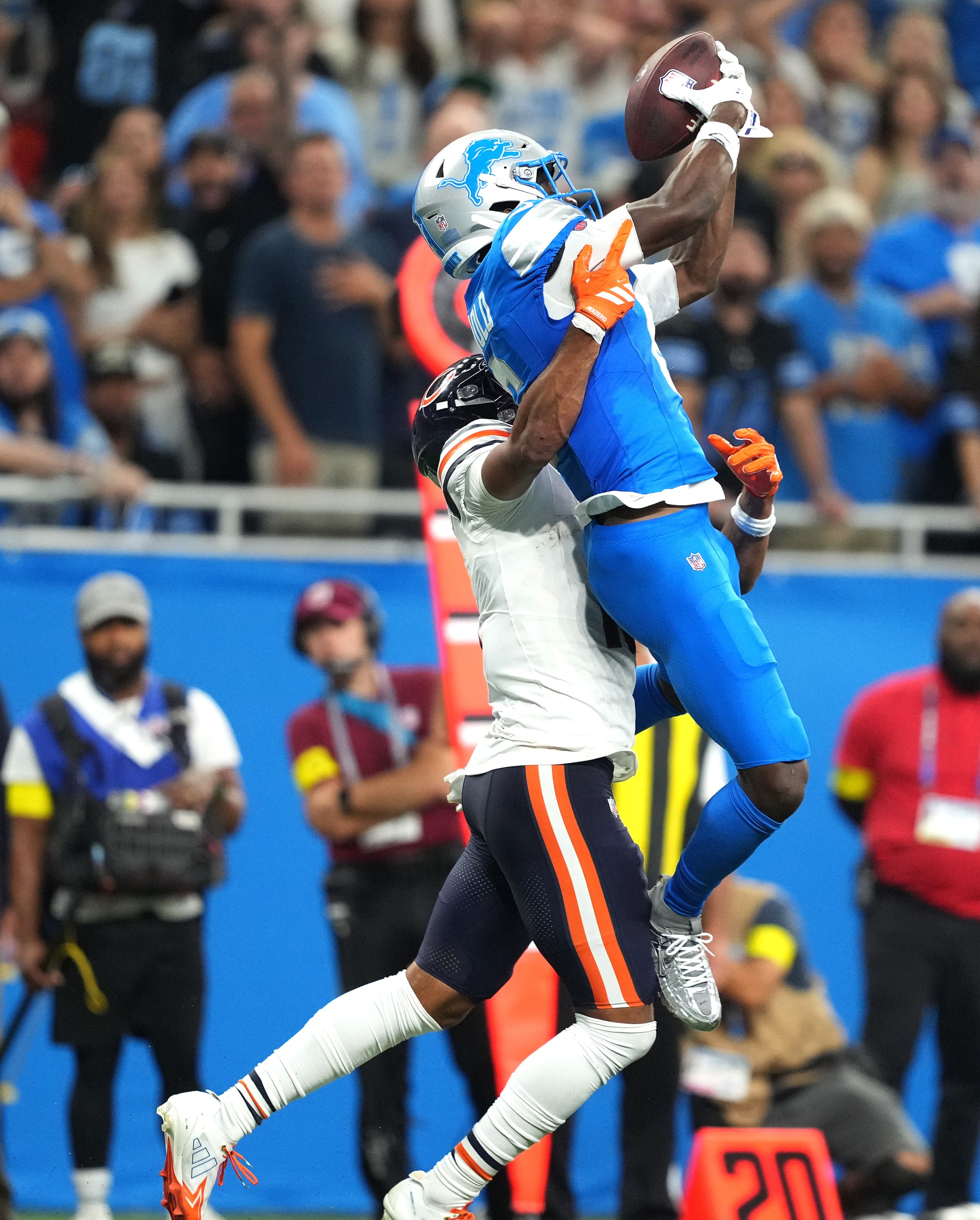 DETROIT, MICHIGAN - SEPTEMBER 14: Terrion Arnold #6 of the Detroit Lions jumps for the ball in the game against the Chicago Bears at Ford Field on September 14, 2025 in Detroit, Michigan. (Photo by Nic Antaya/Getty Images)