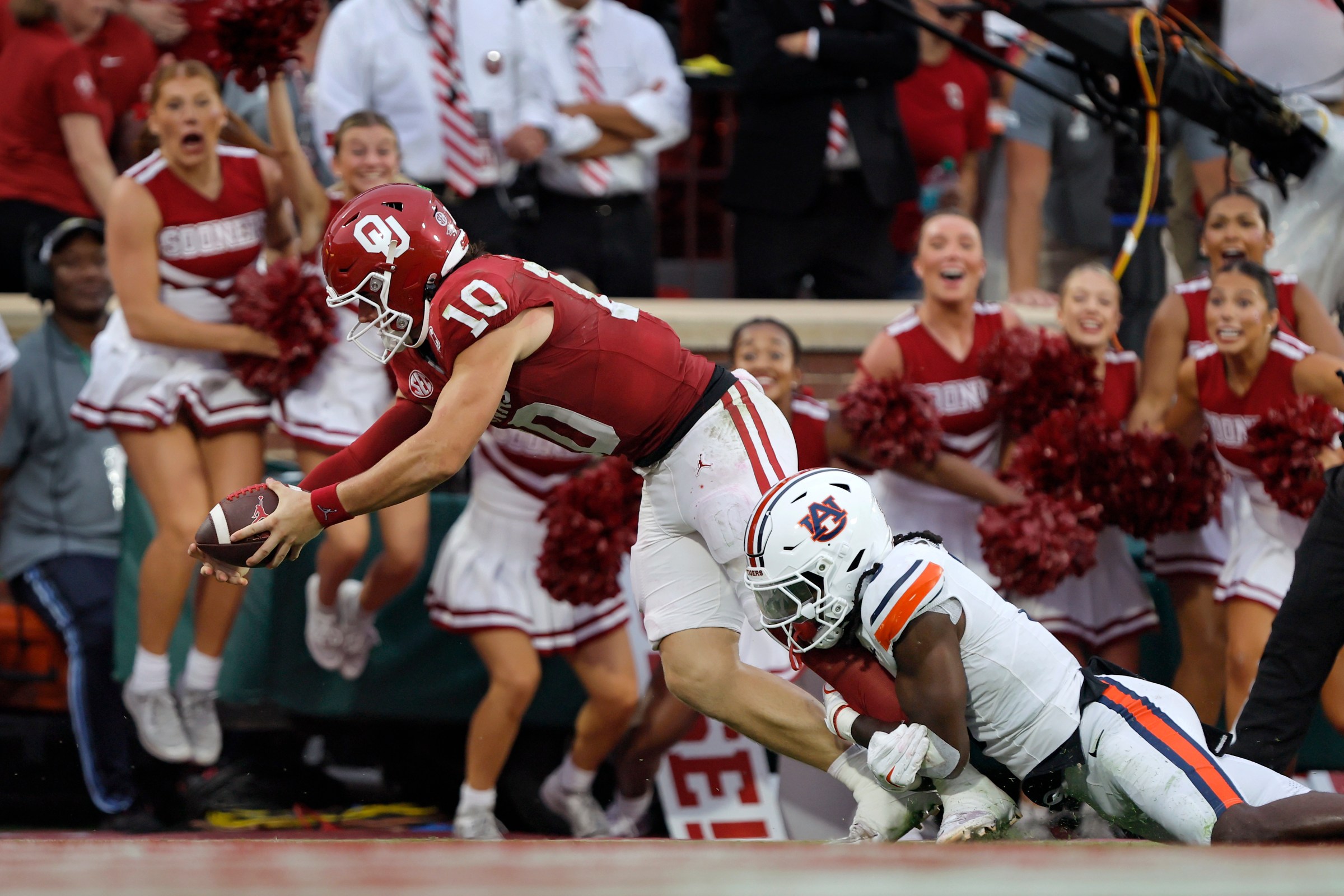 NORMAN, OKLAHOMA - SEPTEMBER 20: Quarterback John Mateer #10 of the Oklahoma Sooners stretches to score the winning touchdown as he is tackled by safety Kaleb Harris #8 of the Auburn Tigers in the fourth quarter at Gaylord Family Oklahoma Memorial Stadium on September 20, 2025 in Norman, Oklahoma. (Photo by Brian Bahr/Getty Images)