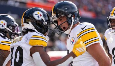 Aaron Rodgers throws 2 TDs, Steelers force 5 turnovers to beat Patriots