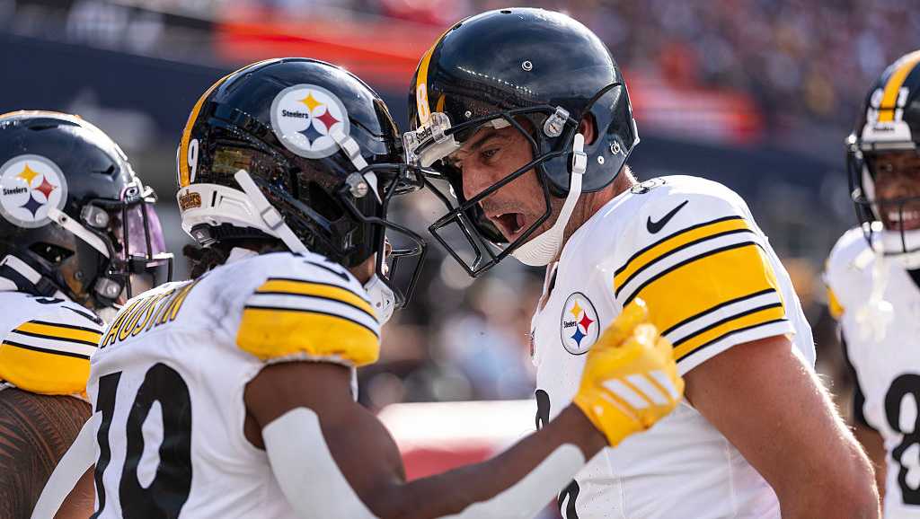 Aaron Rodgers throws 2 TDs, Steelers force 5 turnovers to beat Patriots