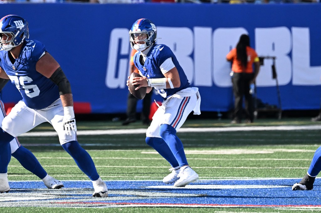 Giants quarterback Jaxson Dart (6) looking to pass the ball during the fourth quarter against the Los Angeles Chargers.