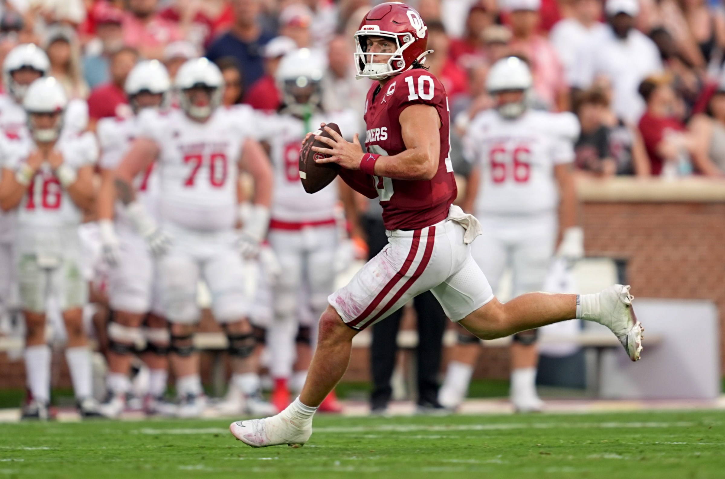Oklahoma’s John Mateer (10) scrambles in the second half of the college football game between the University of Oklahoma Sooners and the Illinois State Redbirds at the Gaylord Family Oklahoma Memorial Stadium in Norman, Okla., Saturday, Aug. 30, 2025.