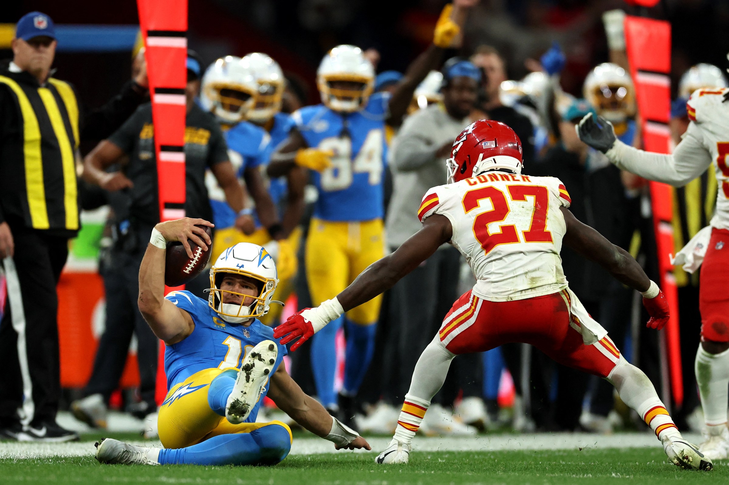 [US, Mexico & Canada customers only] Sep 5, 2025; Sao Paulo, BRAZIL; Los Angeles Chargers quarterback Justin Herbert (10) picks up a first down against Kansas City Chiefs safety Chamarri Conner (27) during a NFL game at Corinthians Arena. Mandatory Credit: Amanda Perobelli/Reuters via Imagn Images