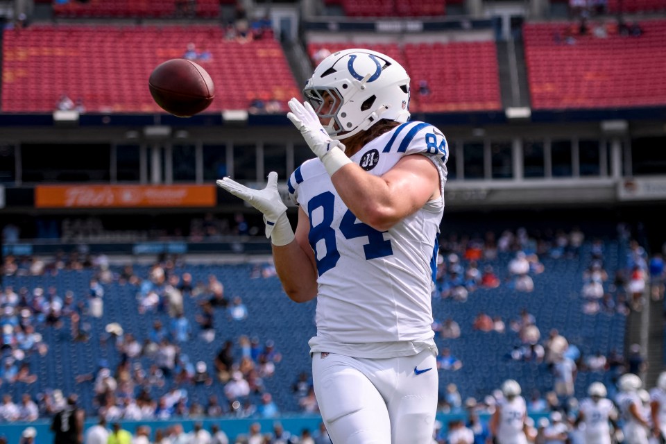 Indianapolis Colts tight end Tyler Warren (84) receives a pass.