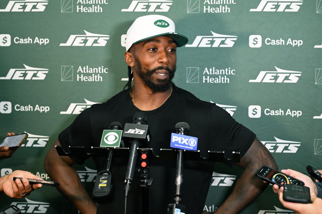 Tyrod Taylor speaks to the media after Jets practice on Sept. 17, 2025. 