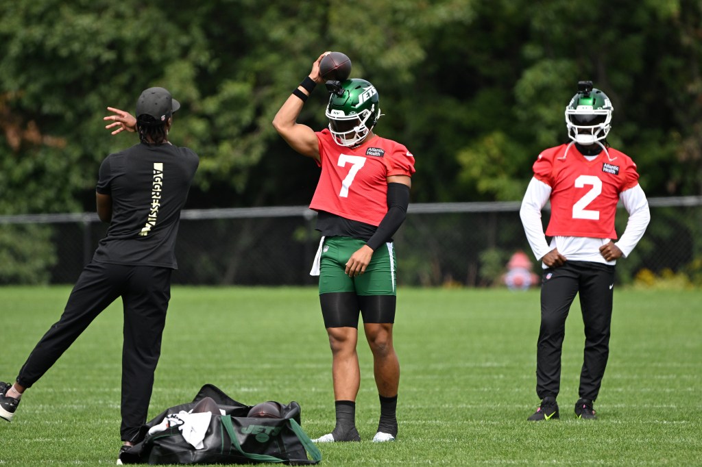 Jets quarterbacks Justin Fields (7) and Tyrod Taylor (2) practice.Jets quarterbacks Justin Fields (7) and Tyrod Taylor (2) practice in Florham Park