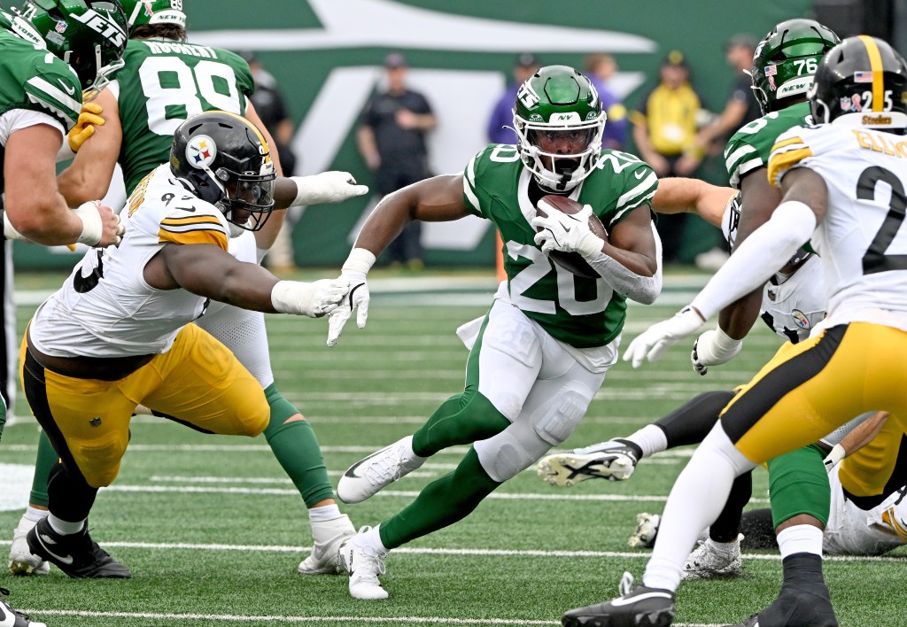 Jets running back Breece Hall (20) runs the ball during the first quarter of the Jets and Pittsburgh Steelers game in East Rutherford, NJ. 