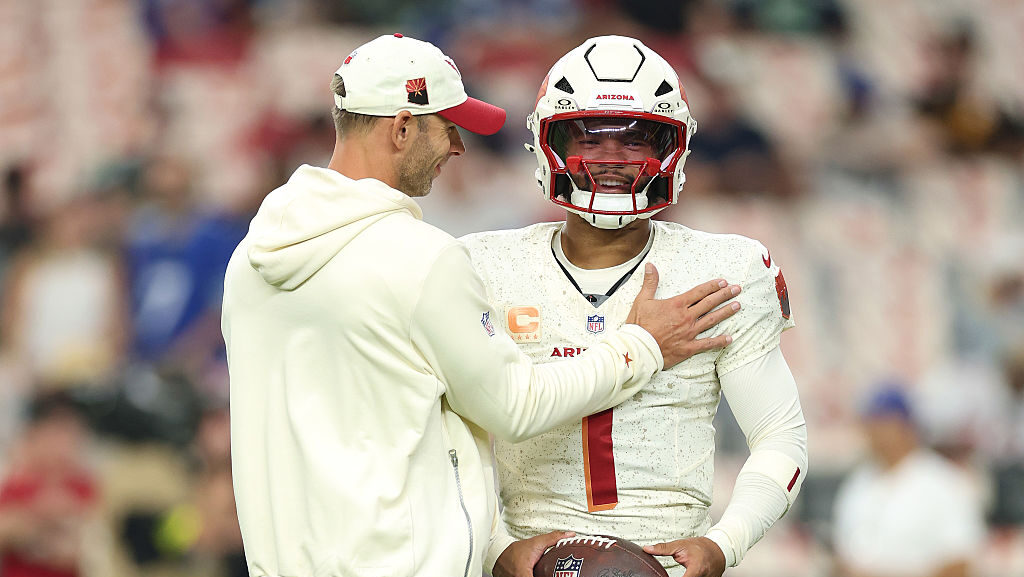 Cardinals' Jonathan Gannon and Kyler Murray chat during Thursday Night Football...