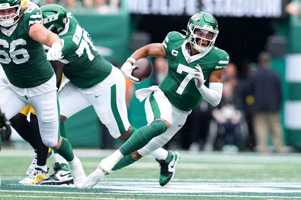 Justin Fields #7 of the New York Jets runs with the ball during the second quarter against the Pittsburgh Steelers during the game at MetLife Stadium on September 07, 2025