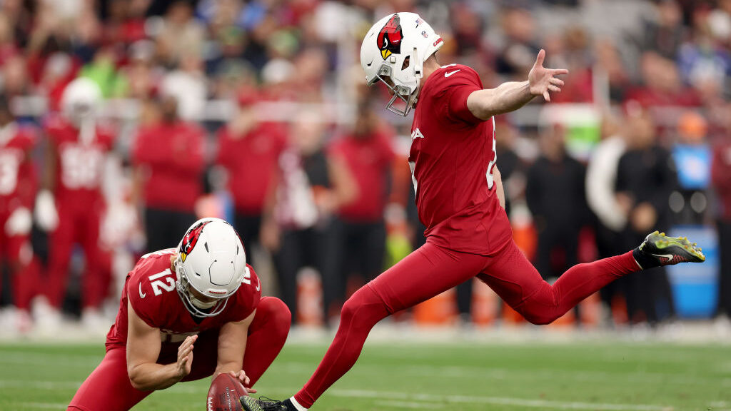 Matt Prater kicks a field goal for the Cardinals...