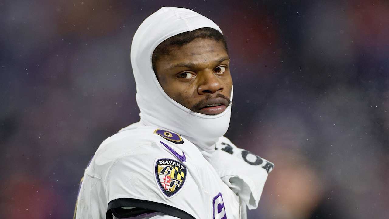 Ravens QB Lamar Jackson apologizes to fan he exchanged shoves with during Sunday's game