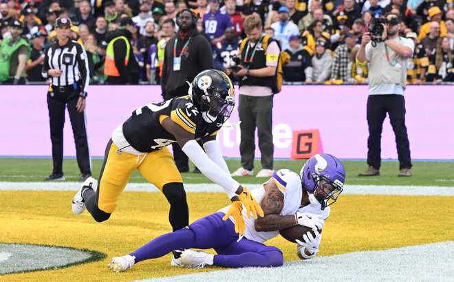 DUBLIN, IRELAND - SEPTEMBER 28: Jalen Nailor of Minnesota Vikings (#1) scores a two point bonus from a field goal following a touchdown in the fourth quarter during the NFL 2025 game between Minnesota Vikings and Pittsburgh Steelers at Croke Park on September 28, 2025 in Dublin, Ireland. (Photo by Charles McQuillan/Getty Images)