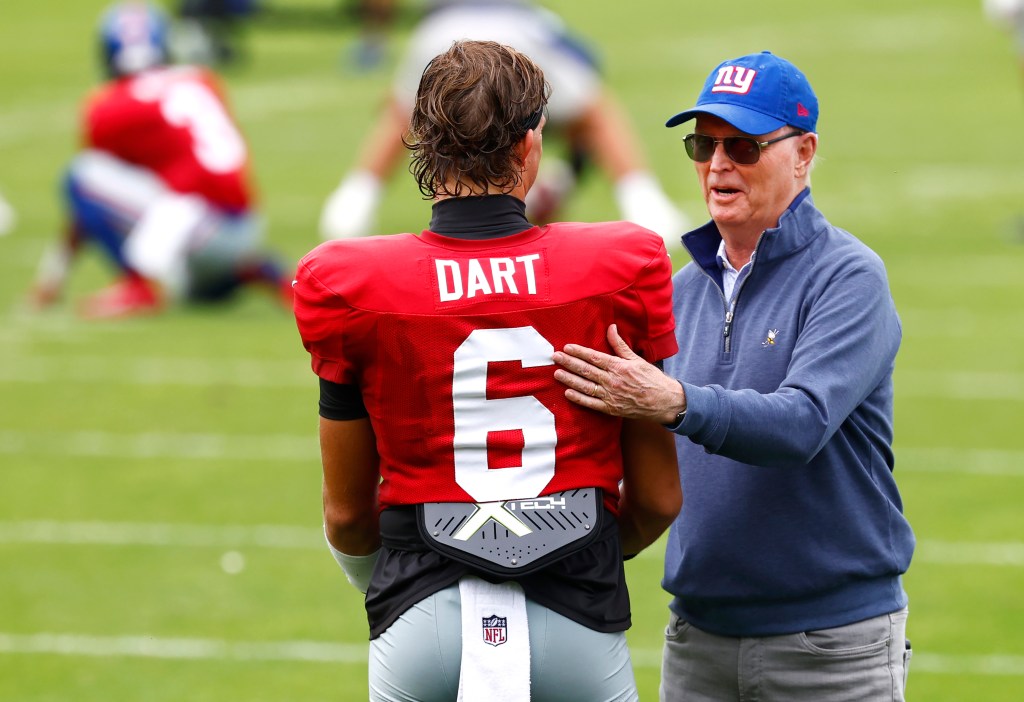 Giants owner John Mara (r.) talks with rookie quarterback Jaxson Dart (6) during practice on Sept. 24, 2025.