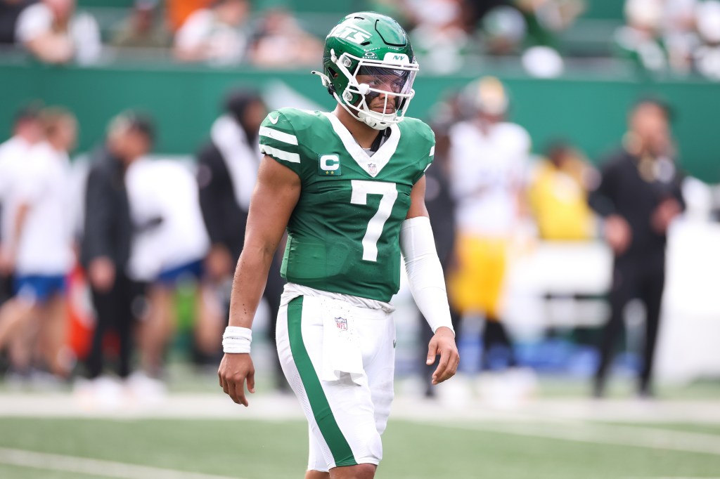 New York Jets quarterback Justin Fields (7) walks off the field after losing to the Pittsburgh Steelers at MetLife Stadium.